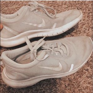 8.5 Nike tennis shoes